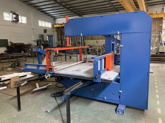Automatische zaagmachine voor groene schoonmaakplaatspons voor de massaproductie
