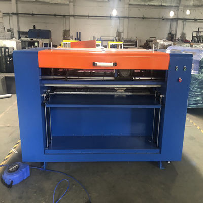 Automatische snijmachine voor het snijden van polyethyleenfoomschaal met een rol van 100 mm